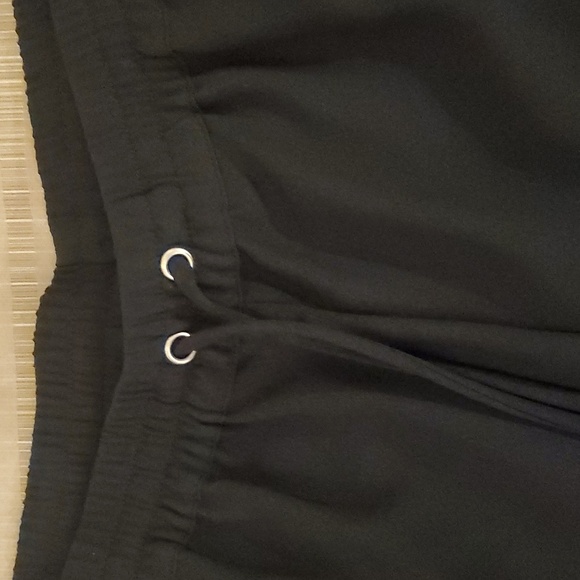 Black Ruffle Bottom Crop Pant - Picture 2 of 6